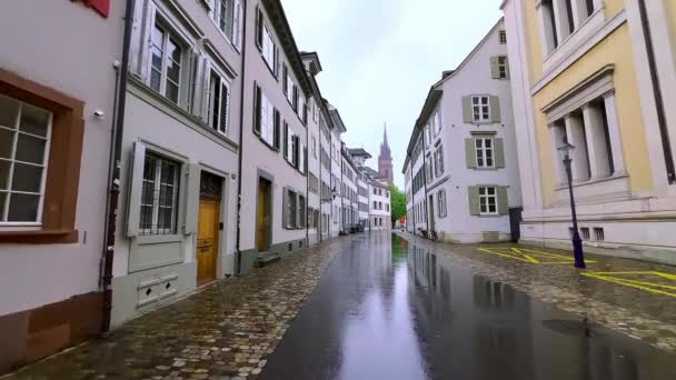 Histórica Calle Augustinergasse Estrecha Lluvia Con Casas Suizas Tradicionales Campanarios — Vídeos de Stock
