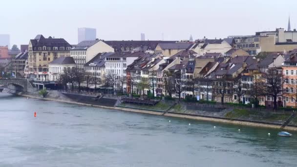 大雪天气下的莱茵河全景 瑞士巴塞尔Altstadt Kleinbasel和中桥的历史建筑 — 图库视频影像