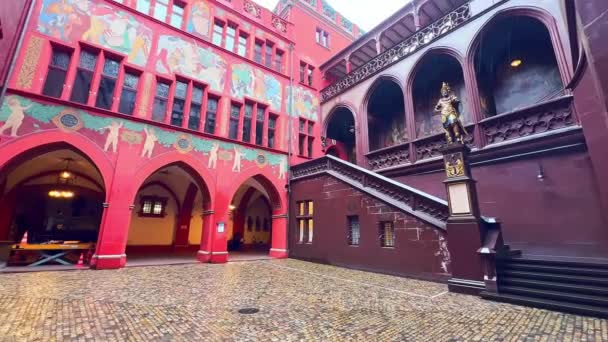 巴塞尔市政厅红色伽玛庭院 Basler Rathaus 有壁画 罗马领事卢修斯 穆纳修斯的雕像 位于瑞士巴塞尔的楼梯上 — 图库视频影像