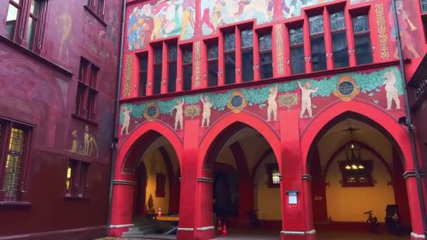 瑞士巴塞尔市政厅 Basler Rathaus 装饰华丽的红色墙壁上有壁画 — 图库视频影像