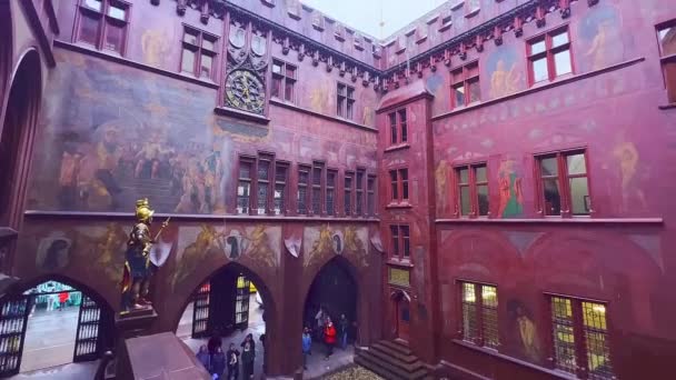 瑞士巴塞尔市政厅 Basler Rathaus 晚期哥特式庭院装饰华丽的红色伽玛壁画全景 — 图库视频影像