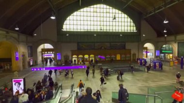 Basel Tren İstasyonu 'nun (Bahnhof Basel) taştan salonu, kemerli pencereleri, hareket eden merdivenleri, ofisleri, İsviçre