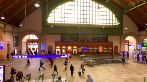 巴塞尔火车站大厅 Bahnhof Basel 有拱形窗户 移动楼梯和墙壁上的绘画 — 图库视频影像