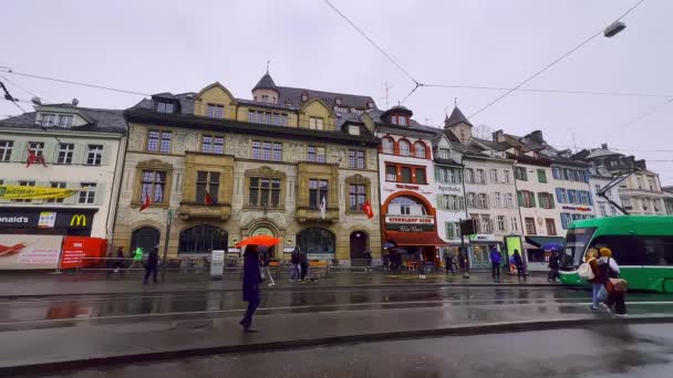 巴塞尔Barfusserplatz的寒冷的春雨天气 背景是乘坐现代电车和历史名城的瑞士 — 图库视频影像
