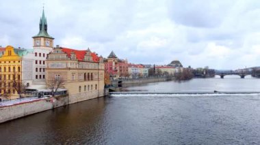 Charles Köprüsü, Vltava Nehri 'nin akıntılı manzarasını, tarihi Smetana Embankment' ı, sgraffito ve yüksek Eski Şehir Su Kulesi, Prag, Çek Cumhuriyeti ile süslenmiş, pitoresk malikanelerle açar.