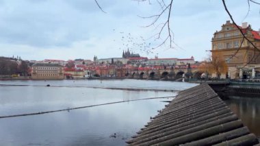 Vltava Nehri 'nin gri suları, ahşap buzkıran ve Çek Cumhuriyeti, Prag, Smetana Embankment' tan Bedrich Smetana Müzesi