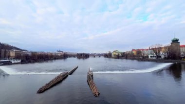 Buzkıranlarıyla Vltava Nehri yüzeyi ve Sitkov Su Kulesi, Lejyon Köprüsü ve Ufuktaki St. Vitus Katedrali manzaralı akıntılar, Prag, Çek Cumhuriyeti