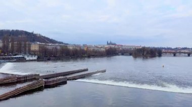 Arka planda Vltava Nehri, Sitkov Su Kulesi, Legion Köprüsü ve St Vitus Katedrali, Prag, Çek Cumhuriyeti 'nde buzkıran ve akıntılı panoramik şehir manzarası