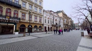 PRAGUE, CZECH REPUBLIC - 5 Mart 2022: Na Prikope (Hendeğin Üzerinde) 5 Mart 'ta Prag' da kalıp ve heykellerle süslenmiş güzel tarihi ve modern binalar ile