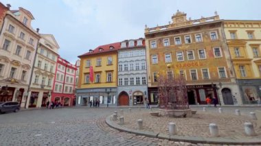 PRAG, CZECH REPUBLIC - 5 Mart 2022: Prag 'da URotta Evi' nin küçük fıskiyeleri, kasaba evleri ve renkli süslemeleri ile Küçük Meydan Panoraması