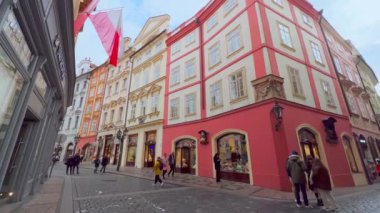 PRAGUE, CZECH REPUBLIC - 5 Mart 2022: Husova ve Karlova caddelerinin köşesindeki tarihi konak ve konak manzaralı Panorama, Prag 'da 5 Mart' ta