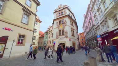 PRAGUE, CZECH REPUBLIC - 5 Mart 2022: Prag 'da 5 Mart' ta, Altın Kuyu 'da (Dum u Zlate Studne) duvar heykelleri ve karmaşık pedikürlü tarihi zengin ev cephesi, Karlova Caddesi,