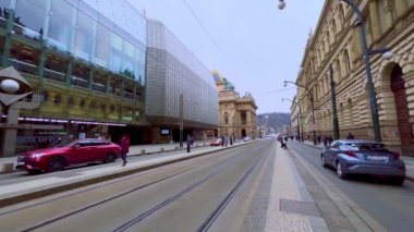 PRAG, CZECH REPUBLIC - 5 Mart 2022: Ulusal Tiyatro tramvayı ve binaları ile Narodni Caddesi, 5 Mart 'ta Prag' da