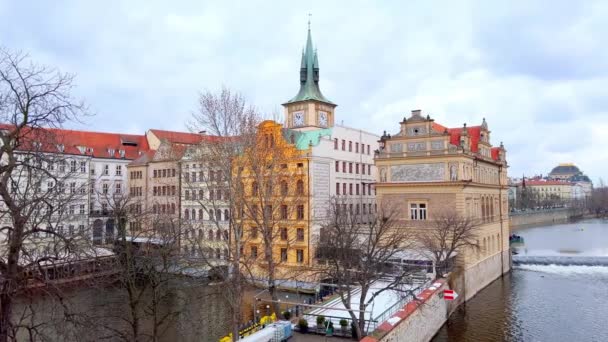 Panorama Prahy Karlova Mostu Výhledem Vltavu Historické Budovy Jejích Březích — Stock video
