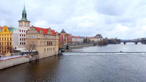 Γέφυρα Του Καρόλου Ανοίγει Θέα Στον Ποταμό Vltava Ορμητικά Νερά — Αρχείο Βίντεο