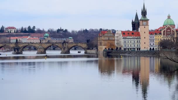 Karlsbrücke Der Moldau Und Wasserturm Der Altstadt Smetana Ufer Prag — Stockvideo