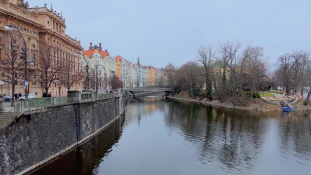 モールディング パターン フレスコ画 プラハ チェコ共和国で装飾された歴史的な建物の景色を望むヴルタヴァ川のマサリクエンバンクメント — ストック動画