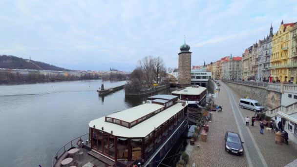 Cityscape Vltava River Καΐκια Ξενοδοχεία Και Ιστορικό Sitkov Water Tower — Αρχείο Βίντεο