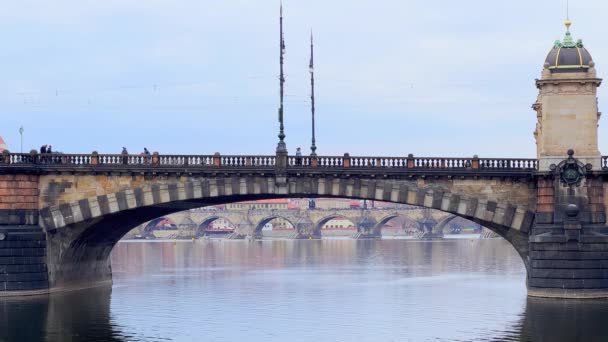 古い石の景色軍団橋とヴルタヴァ川を渡るチャールズ橋 そのアーチを通して見られます プラハ チェコ共和国 — ストック動画