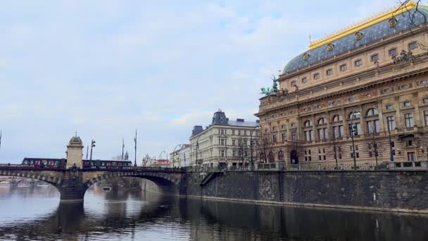 Panoramatický Výhled Národní Divadlo Most Legie Řeku Vltavu Katedrálu Víta — Stock video