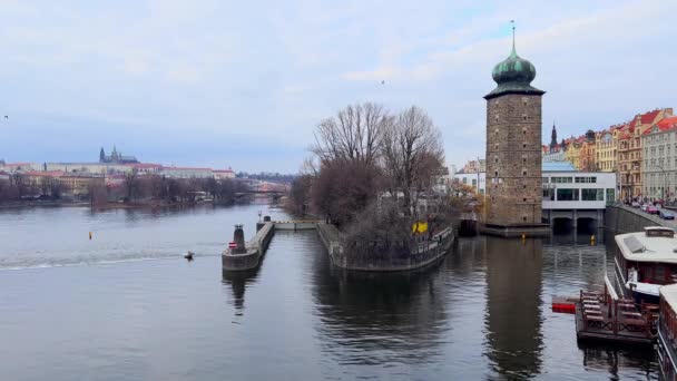 Παλιά Πέτρα Sitkov Water Tower Στο Σλαβονικό Νησί Στον Ποταμό — Αρχείο Βίντεο