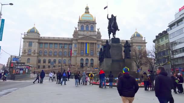 2019年3月5日 2022年3月5日 国家博物馆和圣文斯拉斯马术纪念碑是布拉格文斯拉斯广场上著名的城市地标 — 图库视频影像