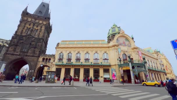 位于捷克共和国布拉格共和国广场的华丽的市政厅 斯迈塔纳大厅 毗邻的是深色石头哥特式粉末塔 — 图库视频影像