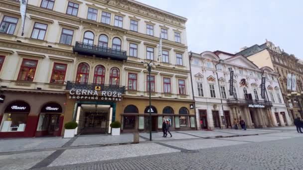 プラハの3月5日 プラハのカフェ 観光店 歴史的な建物とナ プリコープのパノラマ — ストック動画