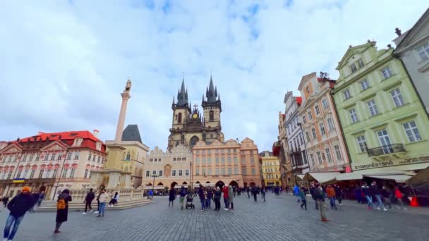 2022年3月5日 プラハのティンスキー教会 ストーンベルハウス マリアン コラムと旧市街広場 — ストック動画
