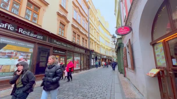 Praga Czeska Republika Marca 2022 Ulica Karłowa Wyłożona Zabytkowymi Budynkami — Wideo stockowe