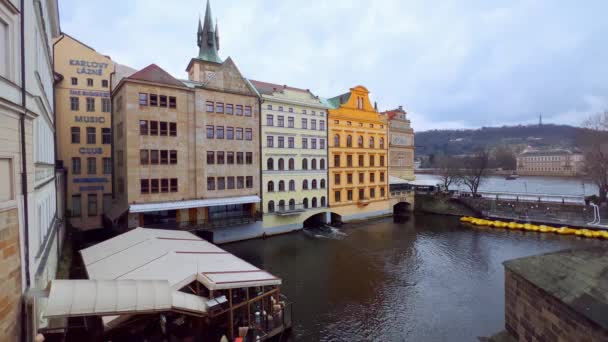 捷克共和国布拉格Vltava河上的现代历史建筑 背景为古城水塔尖顶和钟楼 — 图库视频影像