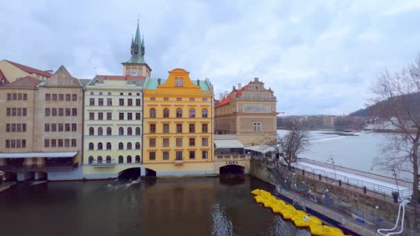 Χρωματιστά Σπίτια Στον Ποταμό Vltava Σπιρτόκουτο Και Ρολόι Της Παλιάς — Αρχείο Βίντεο