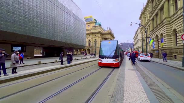 布拉格 2022年3月5日在布拉格国家剧院大楼Narodni大道车站的现代有轨电车 — 图库视频影像
