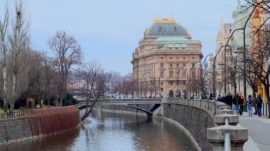 Önplanda Vltava Nehri ve Masaryk Embankment bulunan Ulusal Tiyatronun zarif binası, Prag, Çek Cumhuriyeti
