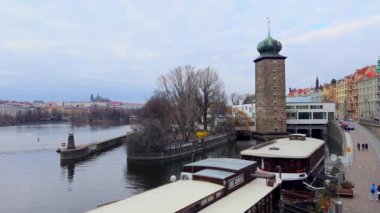 Vltava Nehri üzerindeki Slavonic Adası 'ndaki eski Sitkov Su Kulesi ufukta St Vitus Katedrali manzaralı, Prag, Çek Cumhuriyeti