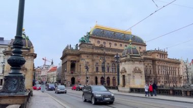 Legion Köprüsü, Ulusal Tiyatro ve Narodni Bulvarı 'ndaki tarihi taş standlı şehir manzarası. Nakliye aracı Prag, Çek Cumhuriyeti