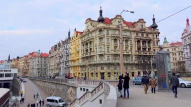 Masaryk Embankment Panoraması, çarpıcı malikaneler, tekne otelleri, Vltava Nehri 'ndeki Sitkov Su Kulesi ve deniz feneri, Prag, Çek Cumhuriyeti