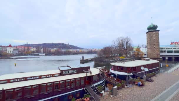 Sitkov Water Tower Vintage Boat Hotels Restaurants Bank Vltava River — Αρχείο Βίντεο