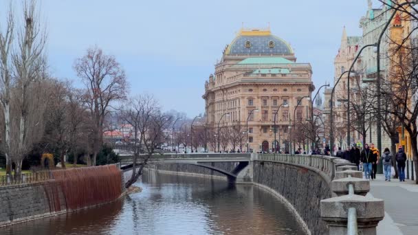 ナショナルシアターのエレガントな建物は プラハ チェコの前景にヴァルタ川とマサリクエンバンクメントを備えています — ストック動画