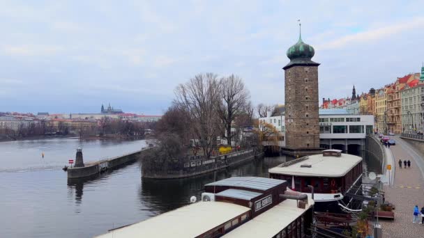 地平線 プラハ チェコのヴィタス大聖堂を望むスラヴォン川のスラヴォン島にある古い石のシトコフ水塔 — ストック動画