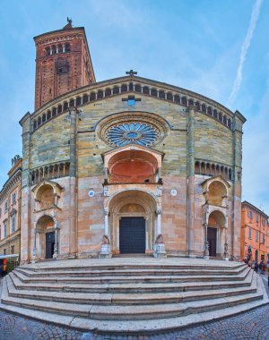 Piacenza Katedrali 'nin ortaçağ taş cephesi. Arka planda oyulmuş süslemeler ve yüksek çan kulesi, Piazza Duomo, İtalya