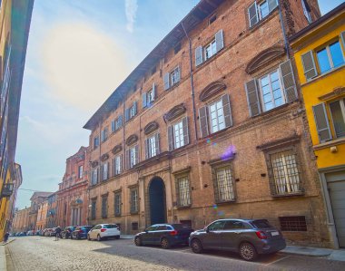 Tarihi Palazzo Giacometti 'nin tuğla cephesi, Piacenza, İtalya