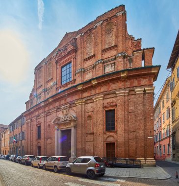 Via Scalabrini, Piacenza, İtalya 'daki San Vincenzo Kilisesi' nin tuğla cephesi.