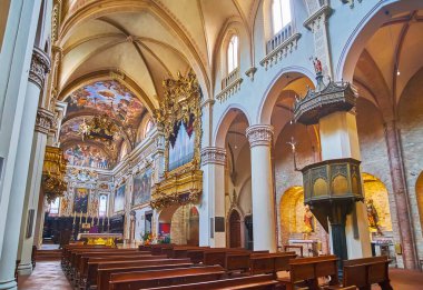 PIACENZA, ITALY - 6 Nisan 2022: Ortaçağ St Antoninus Bazilikası 'nın içinde freskler, heykeller, organlar ve oyulmuş heykeller, Piacenza, İtalya