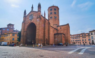 Ortaçağ St Antoninus Meydanı panoraması tuğla kilisesi ile süslenmiş Portico Cenneti, çan kulesi ve küçük kuleler, Piacenza, İtalya