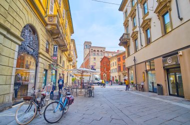 PIACENZA, ITALY - 6 Nisan 2023: Piacenza, İtalya 'daki Corso Vittorio Emanuele II alışveriş caddesinde yürü