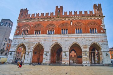 İtalya, Piazza Cavalli 'de bulunan Piacenza Belediye Binası Palazzo Comunale' nin zarif Gotik cephesi.