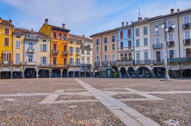 Piazza della Vittoria 'da atari salonu, restoran ve hediyelik eşya dükkanları, Lodi, Lombardy, İtalya
