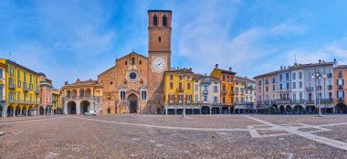 Piazza della Vittoria Panoraması ortaçağ tuğla Katedrali Kutsal Bakire Meryem 'in Varsayımı Bazilikası ve renkli kasaba evleri, Lodi, Lombardy, İtalya