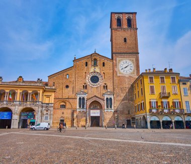 LODI, ITALY - 6 Nisan 2022: Vittoria Meydanı (Piazza della Vittoria) ile Katedral-bazilika, Lodi, Lombardy, İtalya